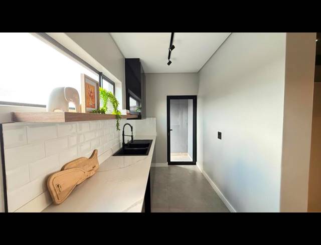 5 BEDROOM HOUSE FOR SALE IN MIDSTREAM HEIGHTS